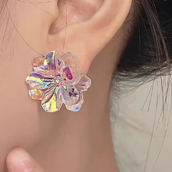 Women's Irridescent Camellia Flower Stud Earrings. NWT - Picture 4 of 13